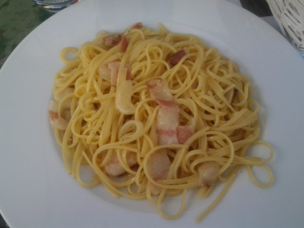spaghetti-carbonara-w-vivere-italiano-we-wroclawiu